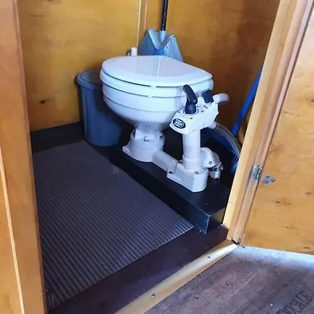 Uebernachtung Auf Einem Hausboot Апартаменты Анклам