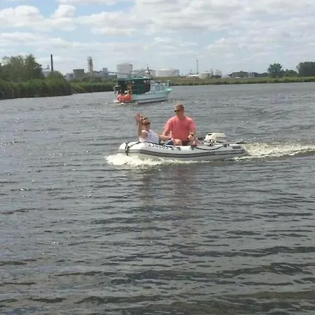 Uebernachtung Auf Einem Hausboot * Анклам